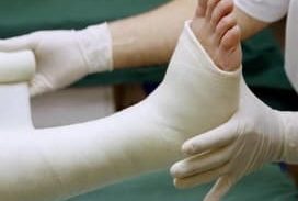 החשוד הושאר ללא אזיקים, ברח מתחנת המשטרה ושבר את רגלו