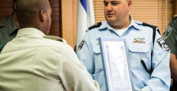 תעודות הוקרה ללוחמי מג"ב שסיכלו פיגועי דקירה