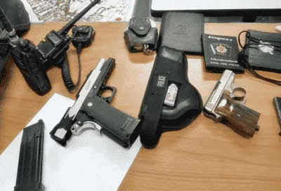 נתפסו במרפאה: אקדח, מחסנית, אקדח דמה ומכישר קשר (צילום: משטרת תאילנד)