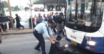 יפו: המשטרה הפלסטינית סייעה בהחזרת ספרי התורה הגנובים