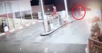 צפו: שוד והצתה בתחנת דלק ליד כרמיאל