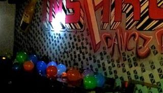 בקבוקי תבערה לעבר מועדון