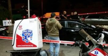 מחוז ת"א: עבריין וחברתו נפצעו מירי בהרצליה