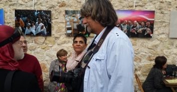 תערוכה למוטי קמחי "צלם גבוה" במסעדת רג'ינה