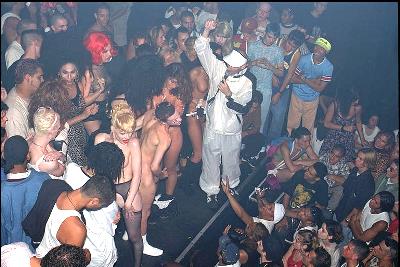 סצינה במועדון ה"ליימלייט" בניו יורק שבו הפיצו אקסטזי ישראלי (מתוך אתר מועדונים ובילויים)