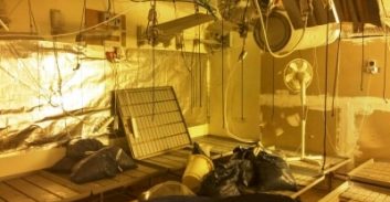 ארבעה נעצרו בגין הפעלת מעבדת סמים