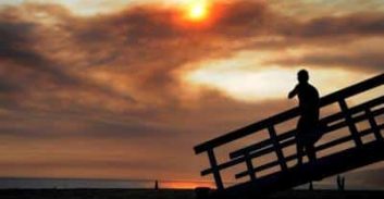 באש ובמים: מאסר בפועל למציל שפוטר מעבודתו והצית את סוכת המציל