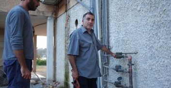 כתב אישום: התחזה ל"גובה" חובות מים ושלשל את הכסף לכיסו