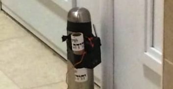 נעצר חשוד בהנחת מטען בבניין בו מתגוררת בתו של אלי אלעזרא