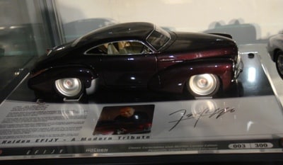 חתימה של המעצב על מגש מיוחד. הולדן איפגי