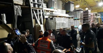 זבולון: השוטרים חיפשו פורצים, ונפלו מגג שקרס