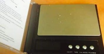 הכלב מצא את הסמים בתוך המנורה, המשקל נמצא בתוך עטיפת דיסק