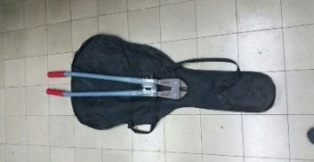 מספריים אימתניים בתיק הגיטרה