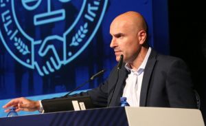 עוקפים בלי לאותת