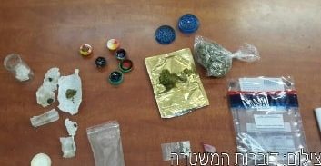 הנהג עוכב על חגורת בטיחות, אבל נעצר על סליק סמים