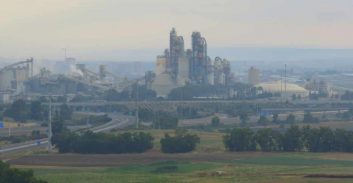 עו"ד צביקה אבנון מרחף