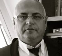 "אם נלך ברחוב אני ואחד הדיינים או הבנקאים, רק אותי ישבחו ויחבקו וינשקו"