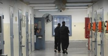 חשד: התקשר לאשתו מהכלא ואיים לרצוח אותה