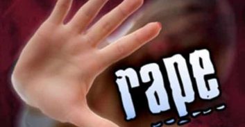 אישום: בעל המינימרקט אנס בת 15