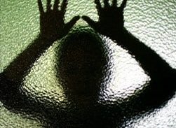 הנעדרת אותרה בצימר עם שני גברים שחשודים כי ביצעו בה עבירות מין