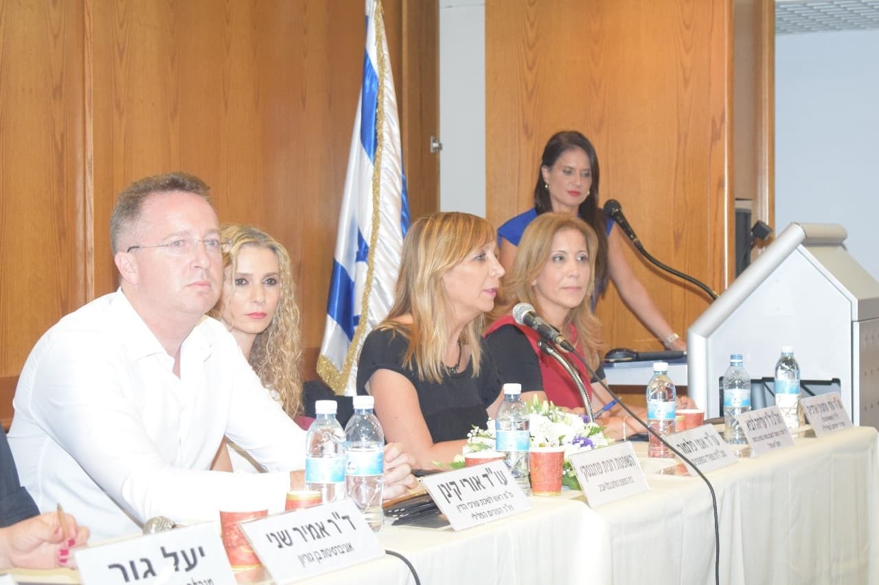 עו"ד אורי קינן (משמאל). שוטרים יחכו ללקוח?