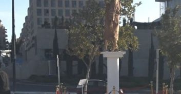 מי הניח פסל סמוך לבית המשפט העליון?