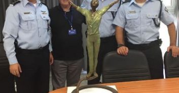 הפסל הגנוב הוחזר לבעלי הגלריה בגן העיר