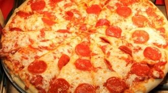 אישום: פיזר "נייס גיא" על פיצה שמכר לשוטרים