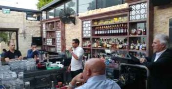 פלילי על הבר, עם ציון אמיר