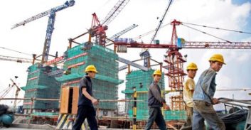 מאסר בפועל לקבלני כוח אדם שעשקו עובדים זרים