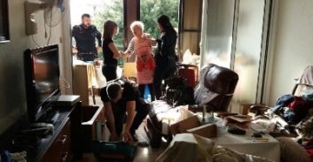 מחווה מרגשת של שוטרים לניצולי שואה