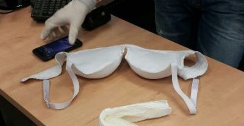 מבצע "פוש אפ": חשודה בייבוא קוקאין בבגדיה התחתונים