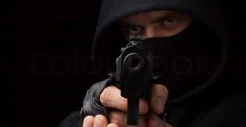 אישום: שדד באלימות זוג קשישים