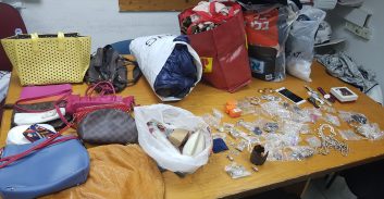 חשד: המנקה גנבה במשך שנים רכוש מזוג קשישים