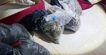 מוכר למשטרה נתפס עם אקדח עם משתיק קול וסמים