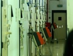 אסיר נעצר בחשד לעוקץ בתי עסק מהכלא