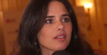 איילת שקד מחלקת שמנת