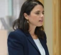 גרסטל נחלשת, הפרקליטים מזהים "דם"