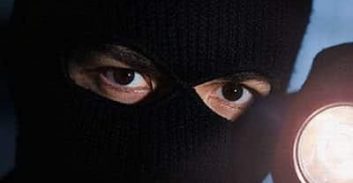 אישום: שרברב מנתניה וחברו מבקה אל-גרביה שדדו זוג ניצולי שוא