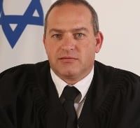 הנאשם לשופט: "מותר לירות בך כדור בין העיניים"