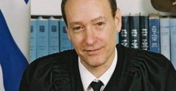 חן קדושים זוכה מעבירת הצתה