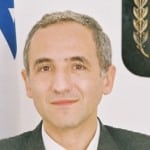 שלושכ וחצי שנות מאסר? וזהו?