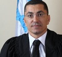 בזכות מצלמה בשעון: אישה שהגישה תלונת שווא תפצה את הגרוש שלה