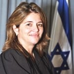 המשטרה: ויקי עטיה אחז בידיו תינוק כאשר תקף בקניון בעל חוב