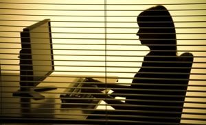 אישום: פקידה בהוצל"פ סיפקה פרטים על חייבים תמורת שוחד