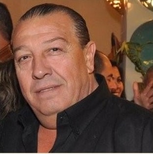 רק בגלל שולה זקן. סימו טובול. ציילום יחסי ציבור