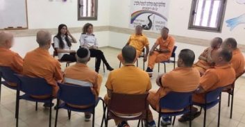 פרופ' יפעת ביטון, דליה דורנר ואלייקים רובינשטיין בפתק אחד של גשר ואורלי לוי לכנסת