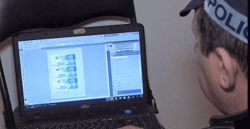 כסף על העצים: המשטרה פשטה על מעבדה ושטרות התעופפו באוויר 