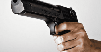 בוטל כתב אישום נגד אזרח שאיים עם אקדח על בלש