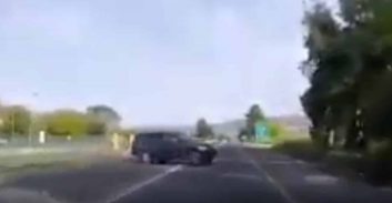 מצלמת רכב הפלילה נהג ג'יפ שביצע פרסה על קו הפרדה רציף